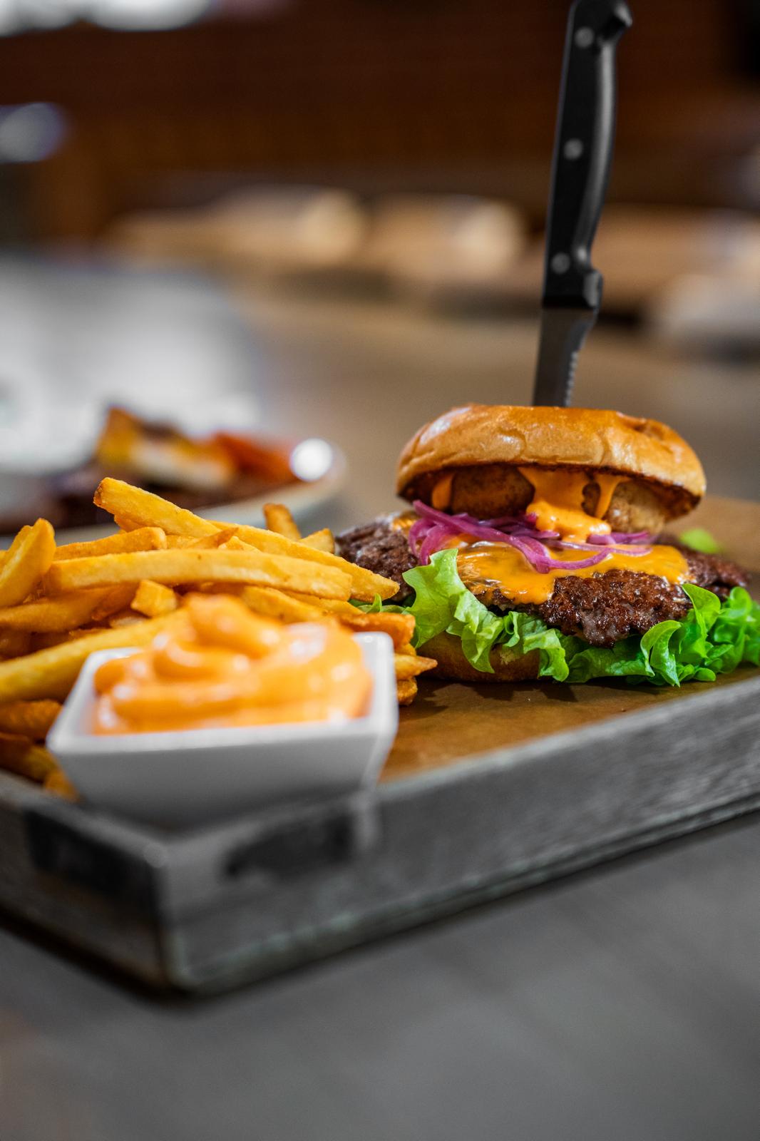 Hamburgare med pommes och husets dressing